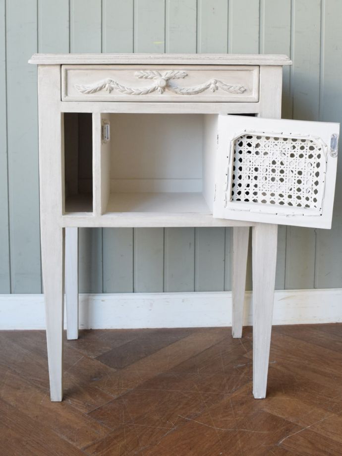 ベッドサイドキャビネットの中