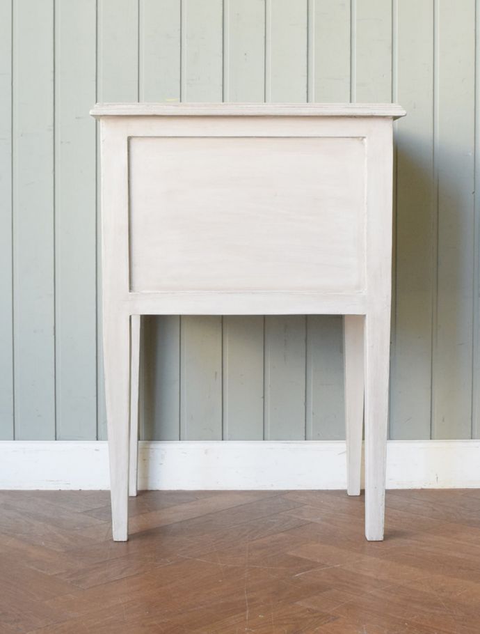 サイドキャビネットの後ろ姿