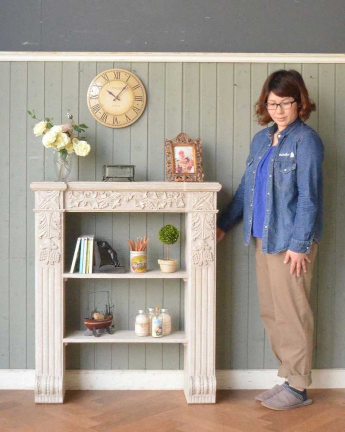 アンティーク風の家具　アンティーク風　フランスからやってきたアンティーク風コンソール（マントルピース）。見た目と実用性を兼ねたマントルピースまるでおとぎ話の世界から飛び出てきたような華がある可愛いデザインのマントルピース。(cff-1026)