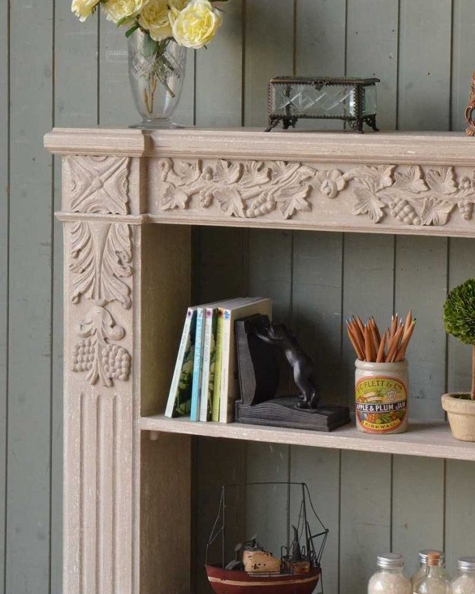 アンティーク風の家具　アンティーク風　フランスからやってきたアンティーク風コンソール（マントルピース）。見た目も実用性もバッチリ楽しめますまるで本物の暖炉みたい･･･ブックシェルフとしても便利に使えるマントルピース型のオープンシェルフは、どこから見ても絵になります。(cff-1026)