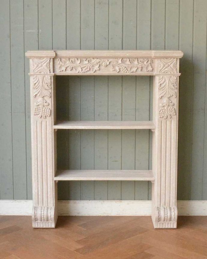 アンティーク風の家具　アンティーク風　フランスからやってきたアンティーク風コンソール（マントルピース）。何を飾ろうかな・・・？棚が２枚付いているので好きなものをディスプレイしたり本棚として便利に使って下さい。(cff-1026)