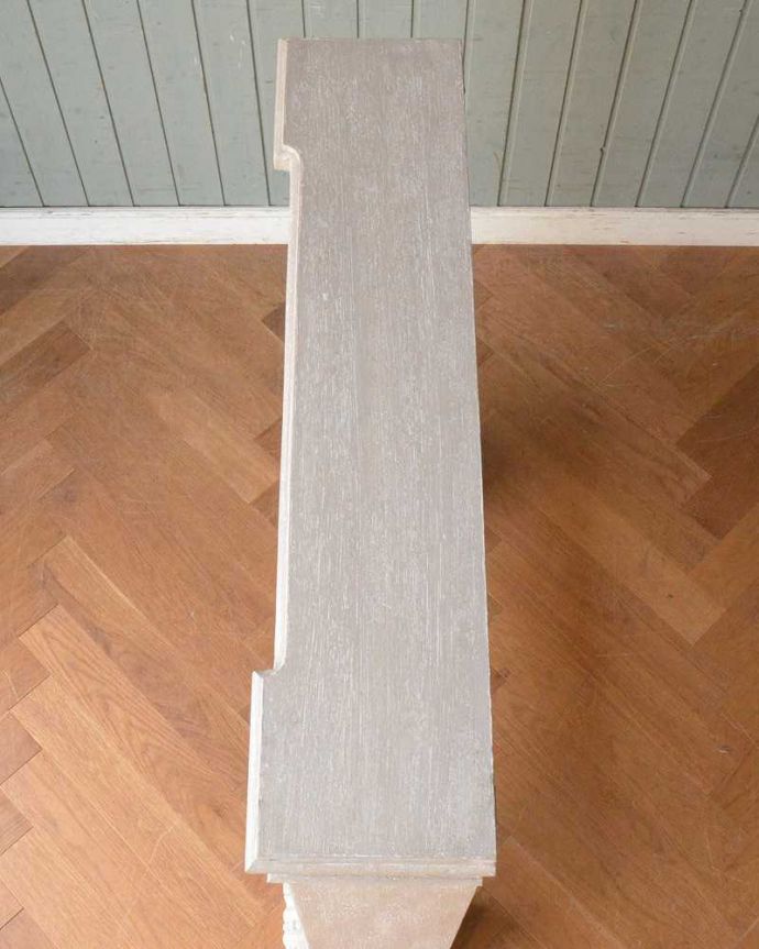 アンティーク風の家具　アンティーク風　フランスからやってきたアンティーク風コンソール（マントルピース）。天板を上から見てみると･･･上から見ると、天板はこんな感じ。(cff-1026)