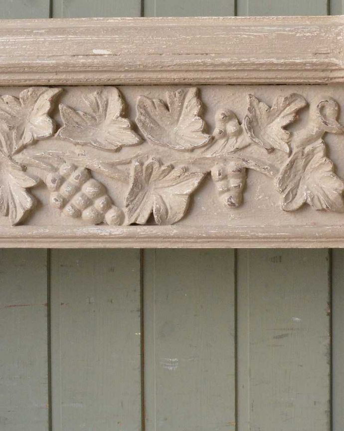 アンティーク風の家具　アンティーク風　フランスからやってきたアンティーク風コンソール（マントルピース）。惚れ惚れしちゃう美しさ女性らしい彫り。(cff-1026)