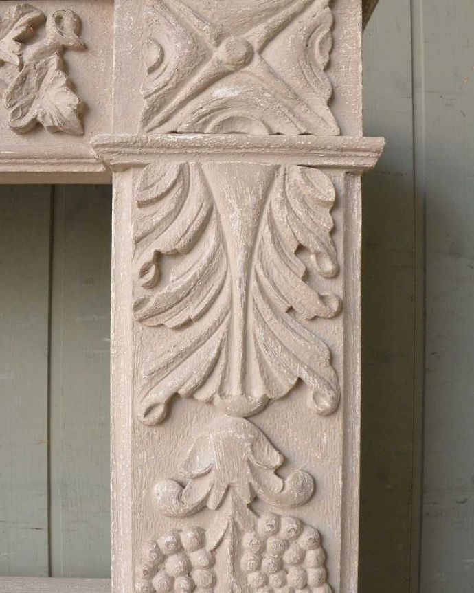 アンティーク風の家具　アンティーク風　フランスからやってきたアンティーク風コンソール（マントルピース）。やっぱりココがフランスらしい美しい彫にうっとり･･･ポイントポイントの装飾がキレイです。(cff-1026)