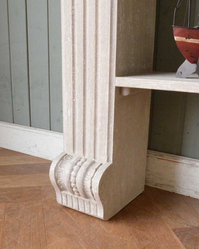 アンティーク風の家具　アンティーク風　フランスからやってきたアンティーク風コンソール（マントルピース）。女性１人でラクラク運べちゃうんですHandleの家具は脚の裏にフェルトキーパーをお付けしています。(cff-1026)