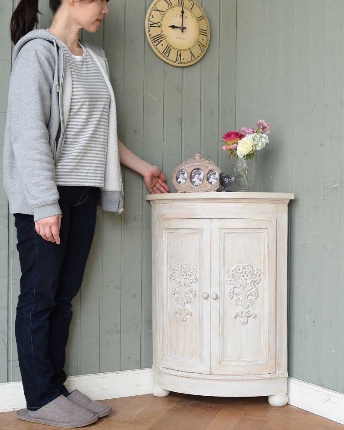 コーナー用　アンティーク風　フランスからやってきたお花の彫が可愛いアンティーク風コーナーキャビネット。フランスらしい華やかなペイントのアンティーク風家具とっても可愛いデザインのベッドサイドキャビネットはフランスらしい華やかなデザイン。(cff-1027)