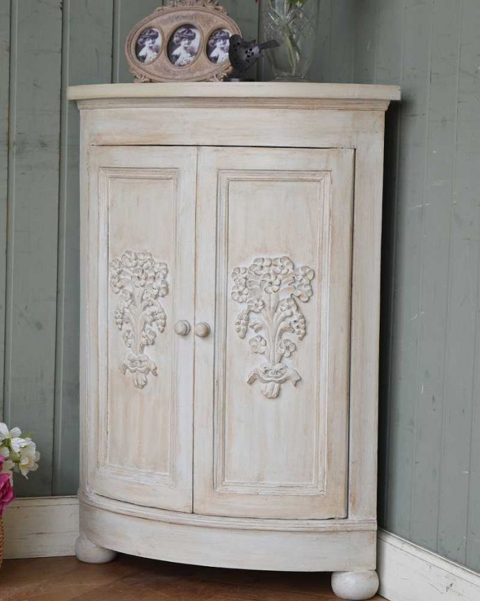 コーナー用　アンティーク風　フランスからやってきたお花の彫が可愛いアンティーク風コーナーキャビネット。見た目でも楽しめます女性らしく素敵なデザインなので、置くだけでワクワクしてしまう家具。(cff-1027)