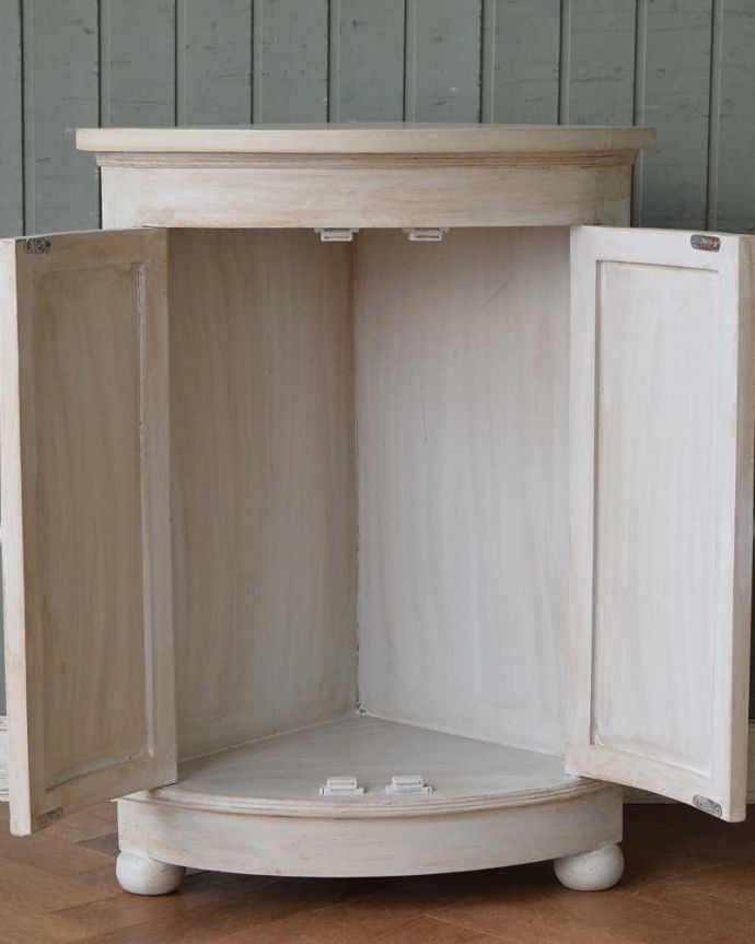 コーナー用　アンティーク風　フランスからやってきたお花の彫が可愛いアンティーク風コーナーキャビネット。扉の中を開けてみましょう扉を開けてみると、中はこんな感じに仕上がっています。(cff-1027)