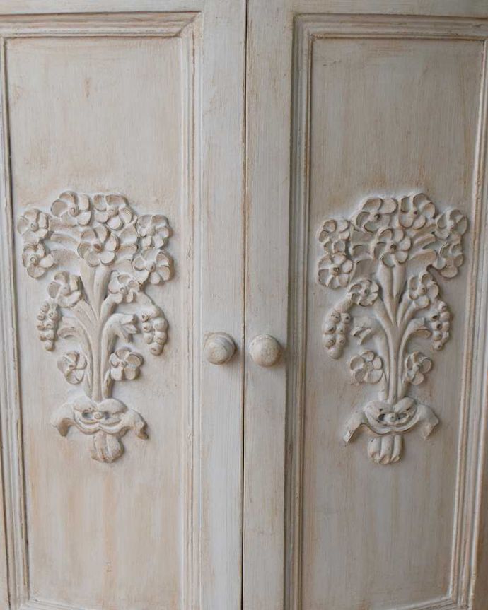 コーナー用　アンティーク風　フランスからやってきたお花の彫が可愛いアンティーク風コーナーキャビネット。やっぱりココがフランスらしい美しい彫にうっとり･･･ポイントポイントの装飾がキレイです。(cff-1027)