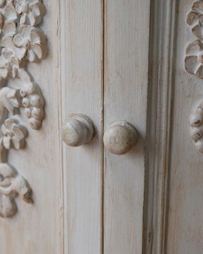 コーナー用　アンティーク風　フランスからやってきたお花の彫が可愛いアンティーク風コーナーキャビネット。持ちやすい取っ手。(cff-1027)