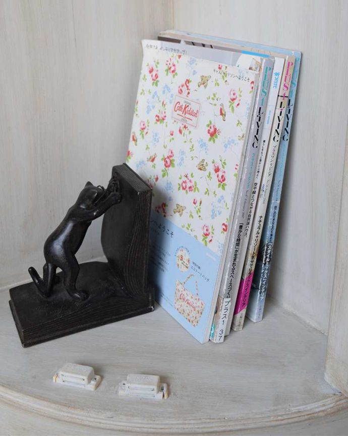 コーナー用　アンティーク風　フランスからやってきたお花の彫が可愛いアンティーク風コーナーキャビネット。扉の中は収納たっぷりA4サイズの雑誌までしっかり収納出来ちゃう大きさ。(cff-1027)