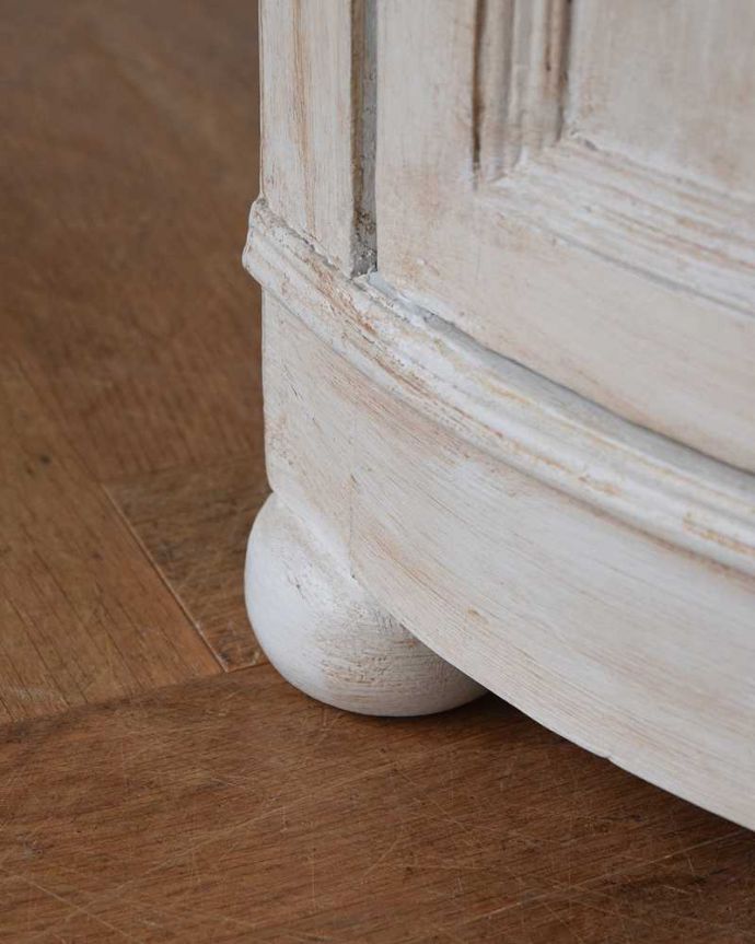 コーナー用　アンティーク風　フランスからやってきたお花の彫が可愛いアンティーク風コーナーキャビネット。女性１人でラクラク運べちゃうんですHandleの家具は、脚の裏にフェルトキーパーをお付けしています。(cff-1027)