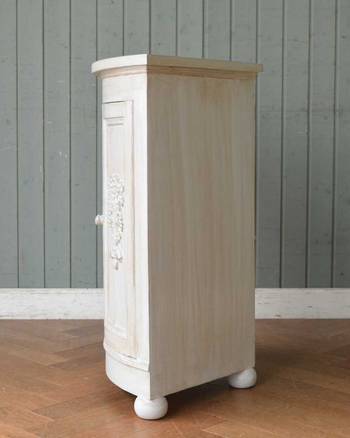 コーナー用　アンティーク風　フランスからやってきたお花の彫が可愛いアンティーク風コーナーキャビネット。横から見ても素敵なんです実は横も自慢したくなっちゃうくらい。(cff-1027)