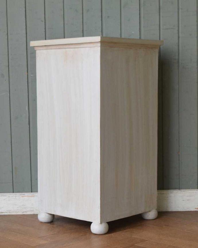 コーナー用　アンティーク風　フランスからやってきたお花の彫が可愛いアンティーク風コーナーキャビネット。後ろ姿も女性らしく後ろ姿にも気を使っています。(cff-1027)