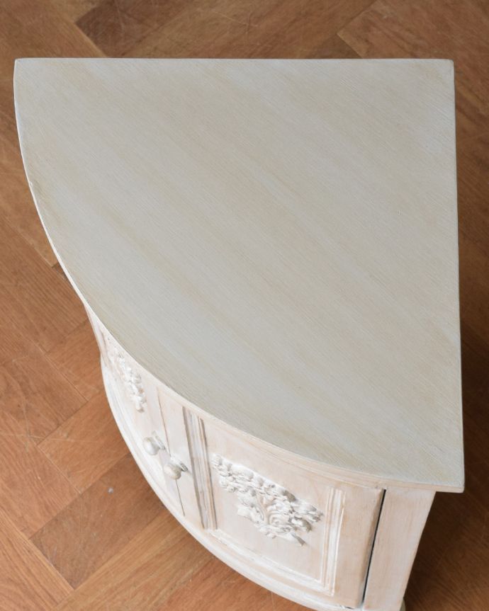 コーナー用　アンティーク風　フランスからやってきたお花の彫が可愛いアンティーク風コーナーキャビネット。上から見ると･･･アンティーク風のフレンチシャビーな雰囲気たっぷりです。(cff-1027)