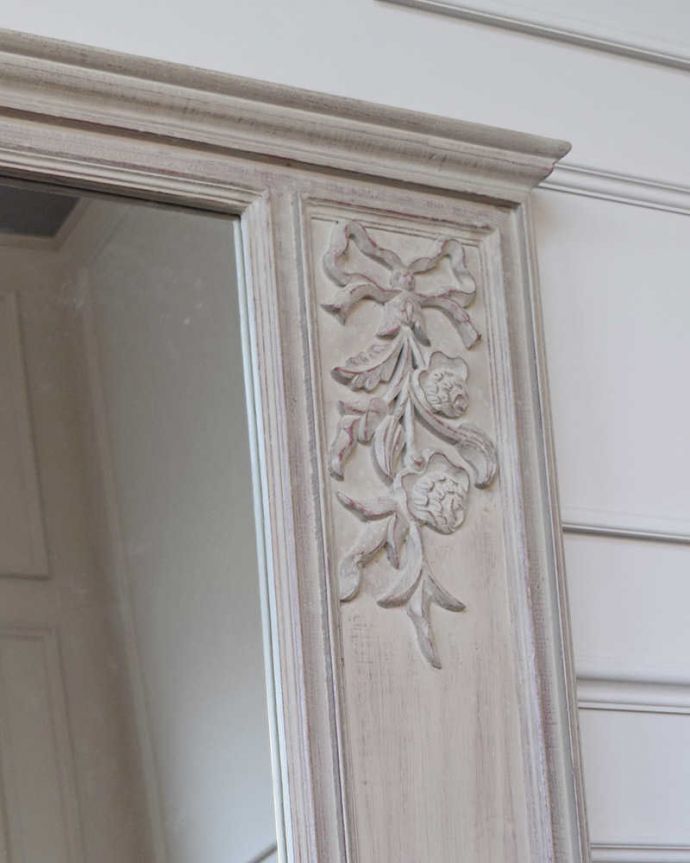 ミラー・時計 インテリア雑貨 アンティーク風家具、コクシグルのウォールミラー(Mirror Boiserie)。フランスらしい彫りのデザイン一瞬でお姫様気分にしてくれるデザインが一番のポイント。(cff-1030)