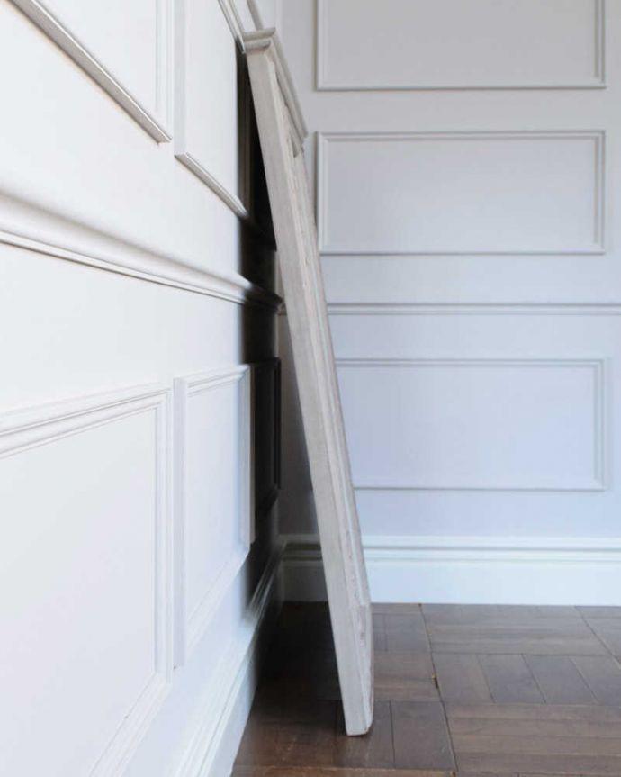 ミラー・時計 インテリア雑貨 アンティーク風家具、コクシグルのウォールミラー(Mirror Boiserie)。置いても使えます壁に掛けずに、こんな風に立て掛けて使う事ができます。(cff-1030)