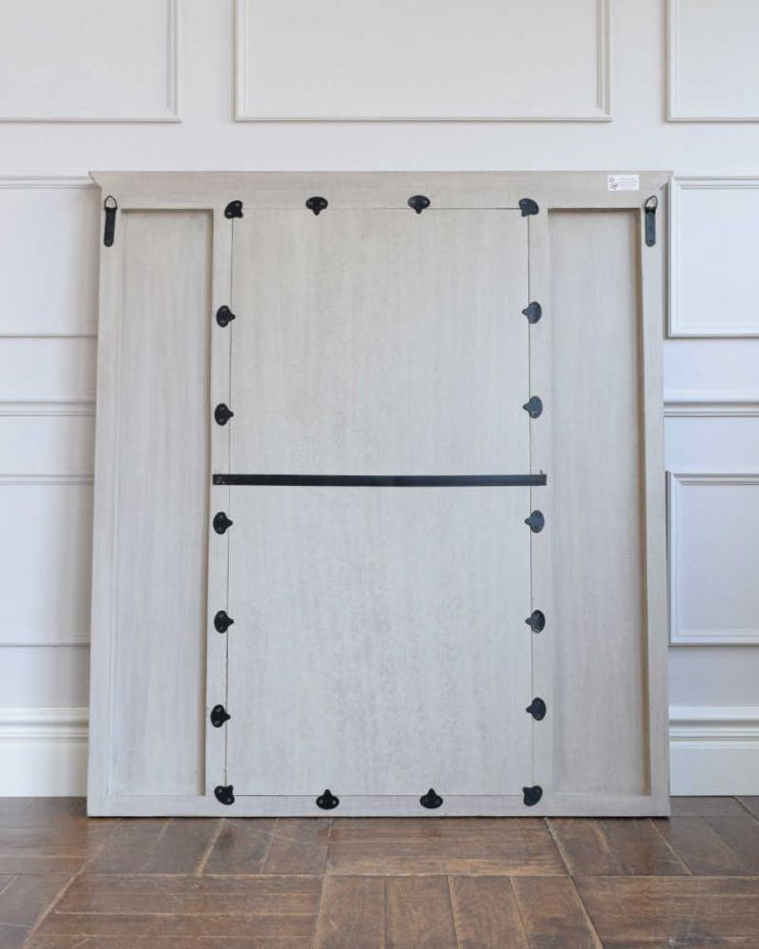 ミラー・時計 インテリア雑貨 アンティーク風家具、コクシグルのウォールミラー(Mirror Boiserie)。後ろから見ると・・・ぜひ後ろ姿を見て欲しい!って思うくらいキュートな後ろ姿にドキドキです。(cff-1030)