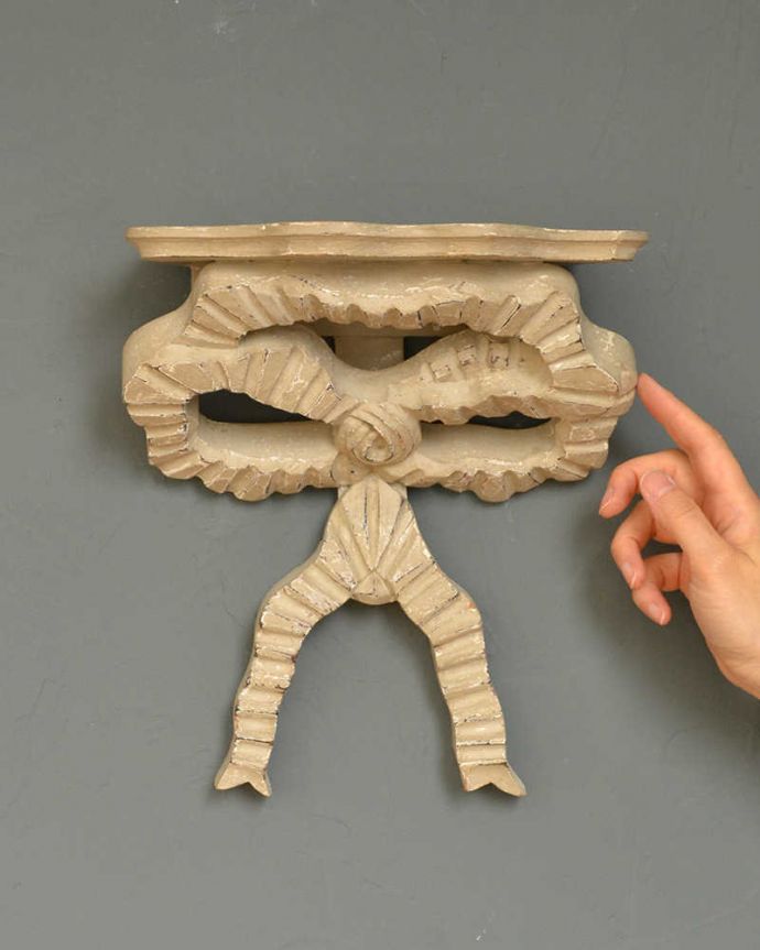 アンティーク風の家具　アンティーク風　フランスからやってきたアンティーク風のリボン付きウォールシェルフ。壁をオシャレにしてくれる実用的なペイントシェルフフランスらしい色使いがおシャレな雰囲気を作ってくれるシェルフ。(cff-1035)