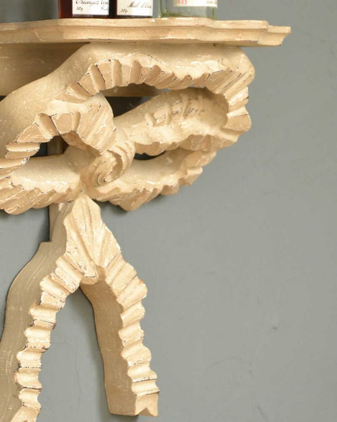 アンティーク風の家具　アンティーク風　フランスからやってきたアンティーク風のリボン付きウォールシェルフ。壁のオシャレを楽しみましょう壁に取り付けるだけでなんだかワクワクしちゃう可愛らしさ。(cff-1035)