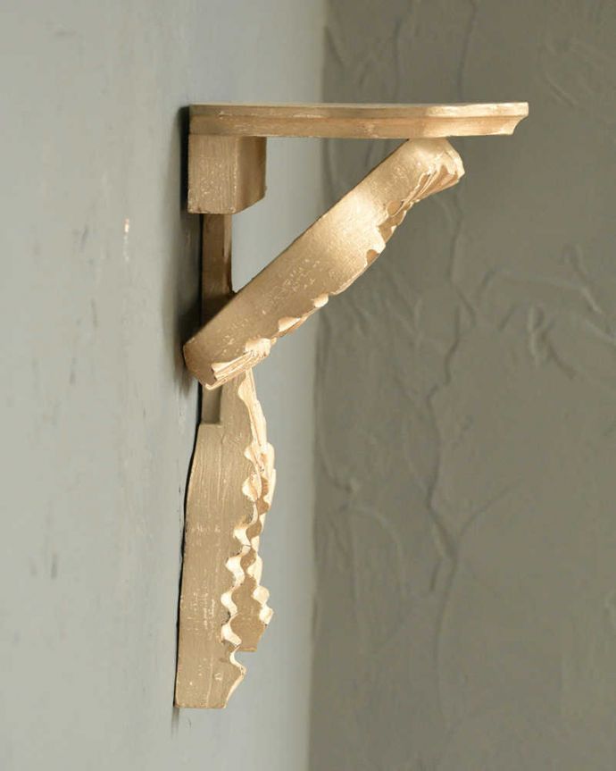 アンティーク風の家具　アンティーク風　フランスからやってきたアンティーク風のリボン付きウォールシェルフ。横から見ると、こんなデザインですもちろん横顔だってキレイ！どこから見ても壁に映えてまるで絵のような雰囲気です。(cff-1035)