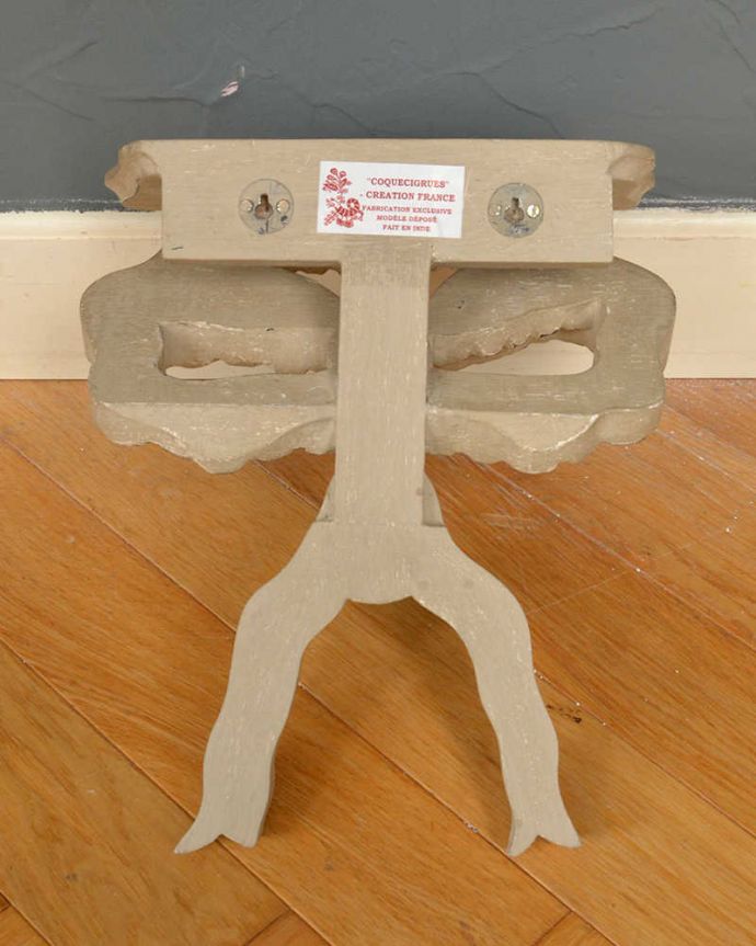 アンティーク風の家具　アンティーク風　フランスからやってきたアンティーク風のリボン付きウォールシェルフ。後ろ側を見てみると･･･後ろはこんな感じ。(cff-1035)