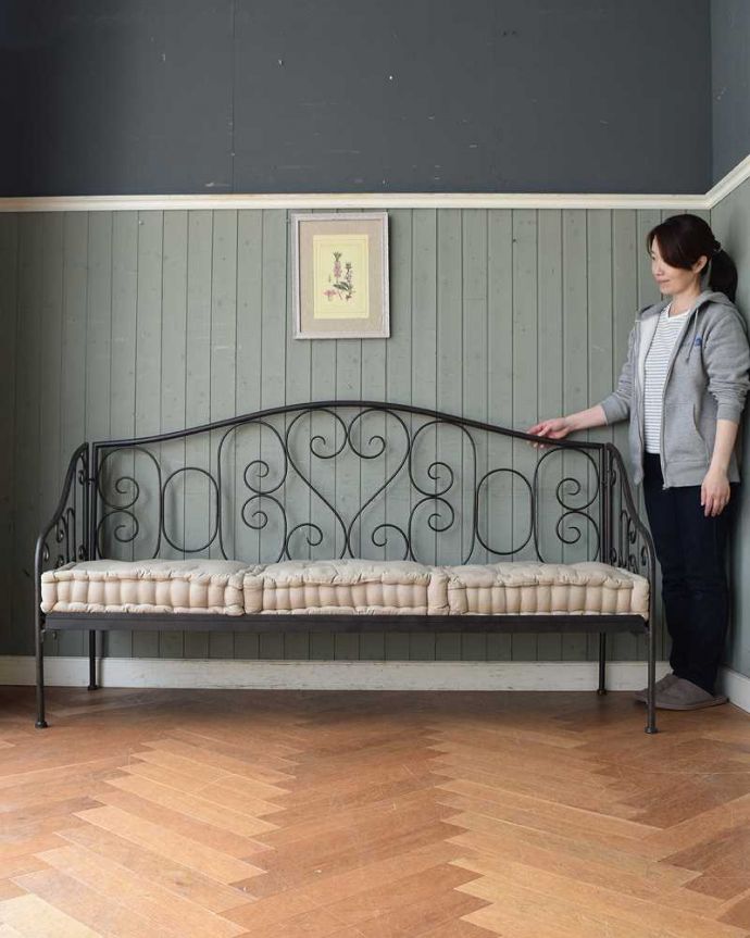 コントワールドファミーユ　アンティーク風　憧れのフランスらしい雰囲気、コントワール・ド・ファミーユの3人掛けアイアンソファ。フランスらしい雰囲気たっぷりのアイアンソファ見た目がとっても可愛いアイアンのソファはみんなの憧れ。(cff-1044)