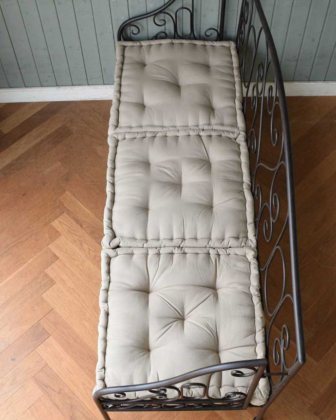 コントワールドファミーユ　アンティーク風　憧れのフランスらしい雰囲気、コントワール・ド・ファミーユの3人掛けアイアンソファ。広々としていて、座りやすい座面。(cff-1044)