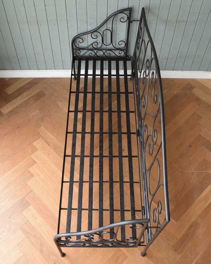 コントワールドファミーユ　アンティーク風　憧れのフランスらしい雰囲気、コントワール・ド・ファミーユの3人掛けアイアンソファ。座面と背もたれを取ると、こんな感じです。(cff-1044)