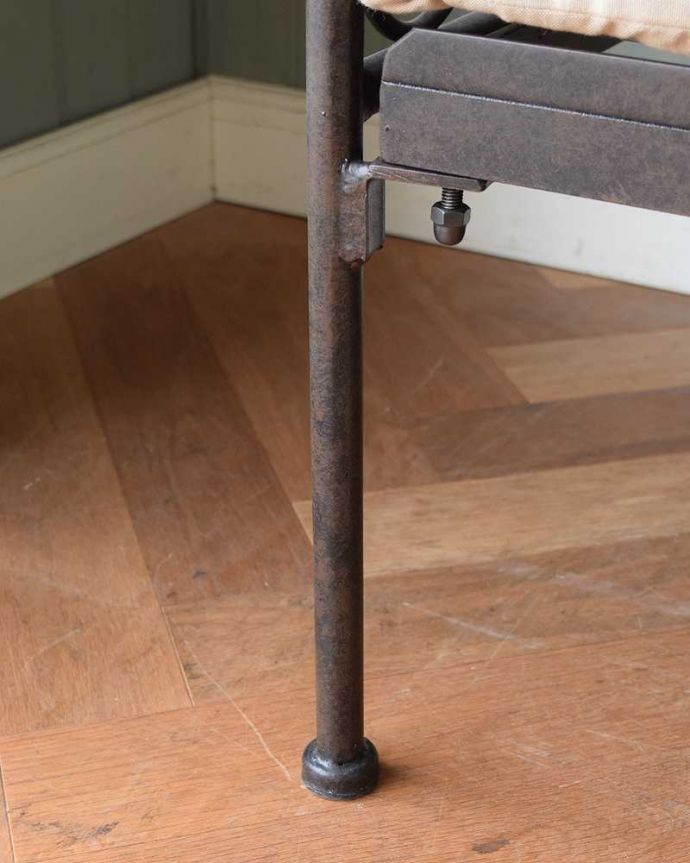 コントワールドファミーユ　アンティーク風　憧れのフランスらしい雰囲気、コントワール・ド・ファミーユの3人掛けアイアンソファ。持ち上げなくても移動できます！脚の裏にフェルトキーパーをお付けしていますので、持ち上げなくても床を滑らせて移動させることが出来ます。(cff-1044)