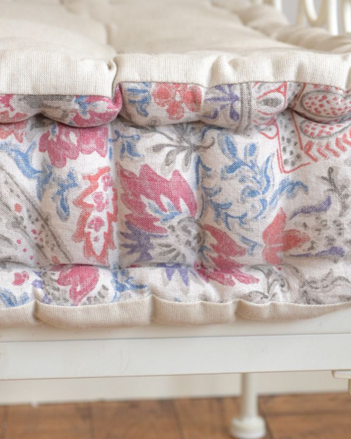 コントワールドファミーユ　インテリア雑貨　コントワール・ド・ファミーユのお花の柄とナチュラル色のシートクッション(ARCHIVE)。サイドから見るとこんな感じクッションの横からチラッと見える華やかなお花の柄が可愛いんです。(cf-781)