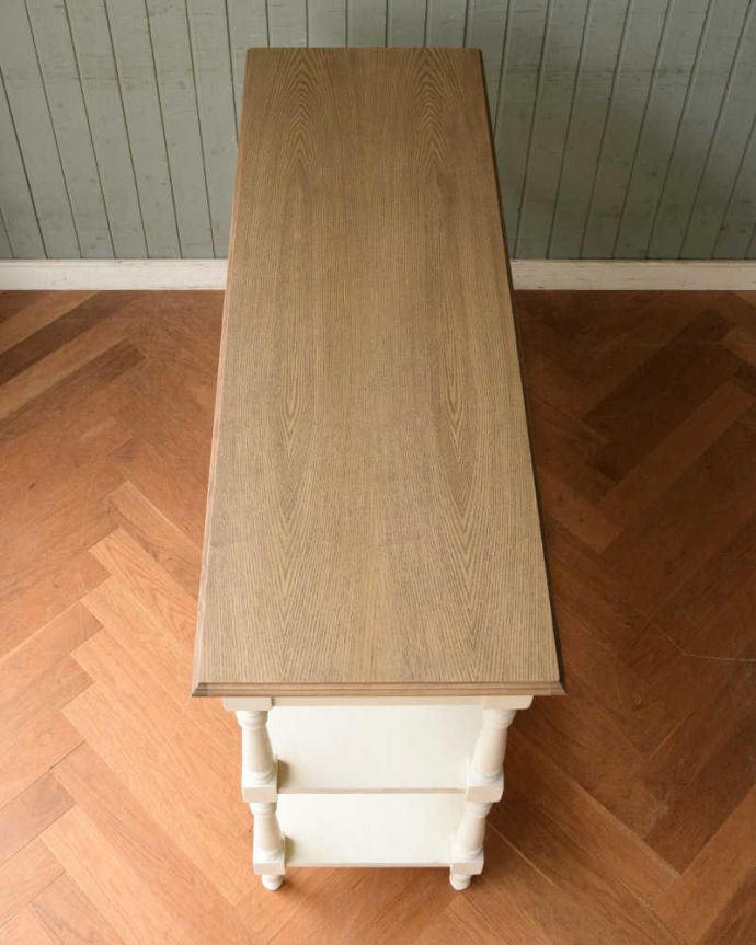 コントワールドファミーユ アンティーク風 コントワール・ドゥ・ファミーユのコンソールテーブル(ホワイト)。上から見ると何を置いても素敵に魅せてくれる力があります。(cff-1048)