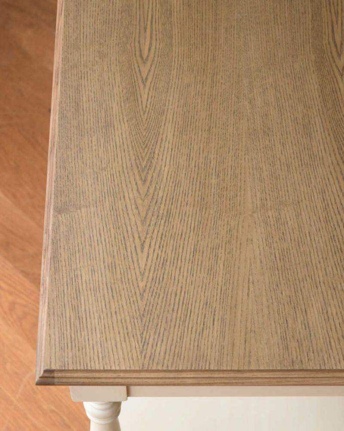 コントワールドファミーユ アンティーク風 コントワール・ドゥ・ファミーユのコンソールテーブル(ホワイト)。天板を近くで見るとこんな感じ塗装もアンティーク風でシャビーな雰囲気に仕上がってます。(cff-1048)