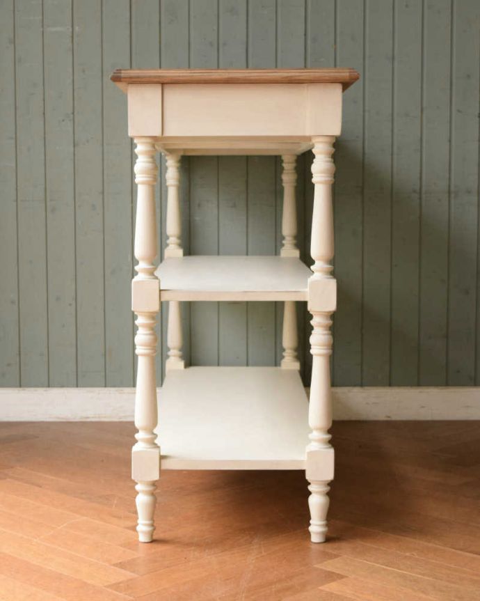 コントワールドファミーユ アンティーク風 コントワール・ドゥ・ファミーユのコンソールテーブル(ホワイト)。横から見ても素敵なんです実は横も自慢したくなっちゃうくらい。(cff-1048)