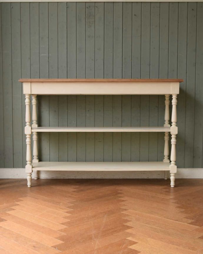 コントワールドファミーユ アンティーク風 コントワール・ドゥ・ファミーユのコンソールテーブル(ホワイト)。後ろから見ると・・・ぜひ後ろ姿を見て欲しい!って思うくらいキュートな後ろ姿にドキドキです。(cff-1048)