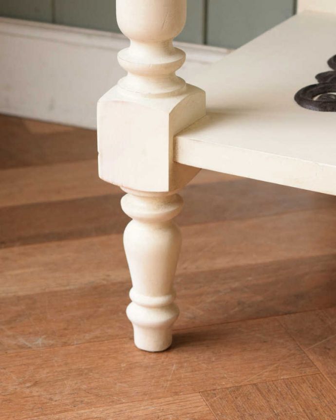 コントワールドファミーユ アンティーク風 コントワール・ドゥ・ファミーユのコンソールテーブル(ホワイト)。女性1人でラクラク運べちゃうんですHandleの家具は、脚の裏にフェルトキーパーをお付けしています。(cff-1048)