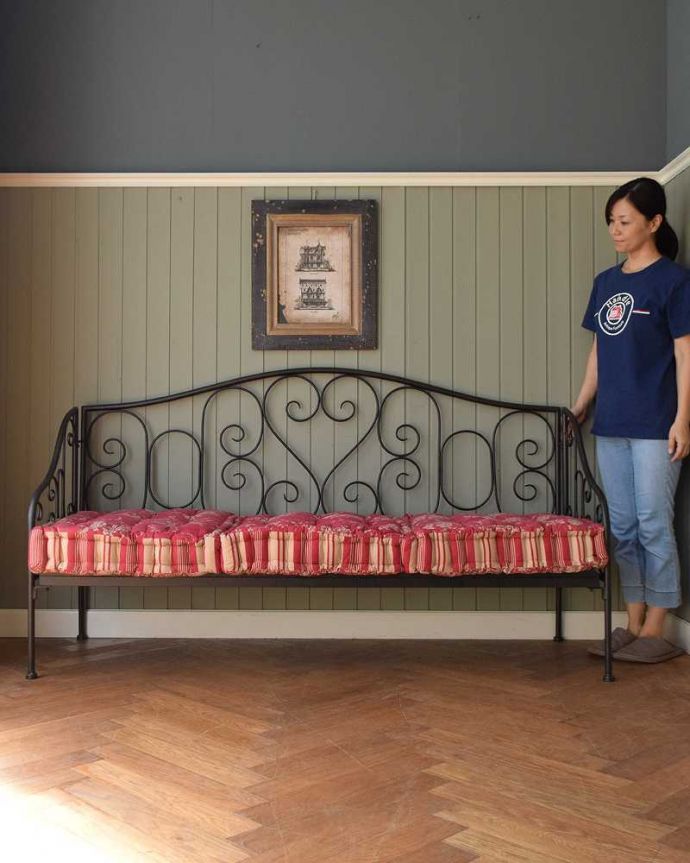 フランスらしい雰囲気たっぷりのアイアンソファ