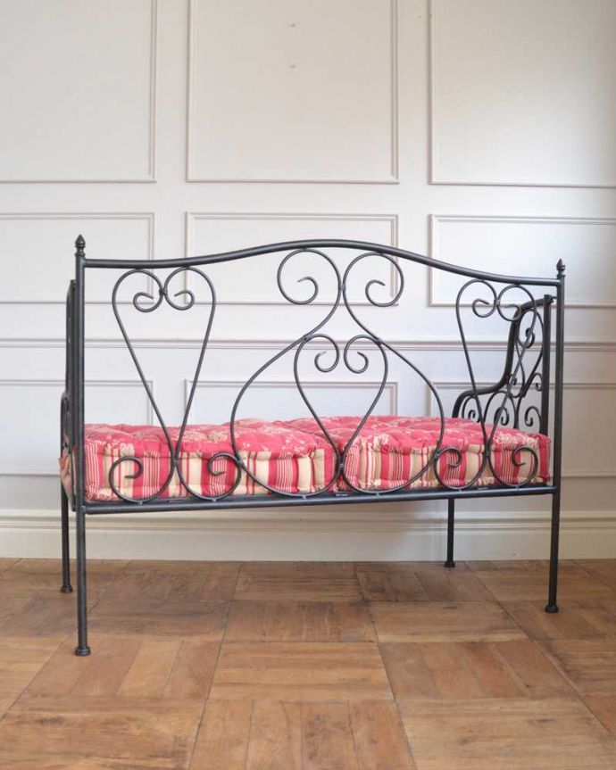 アイアンソファの後ろ姿