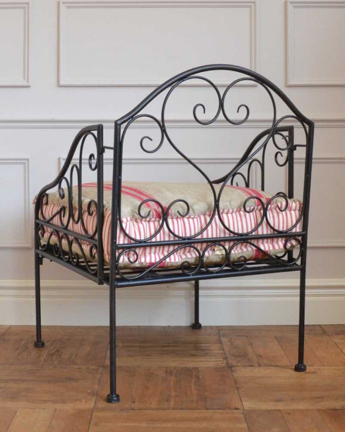 アイアンソファの後ろ姿