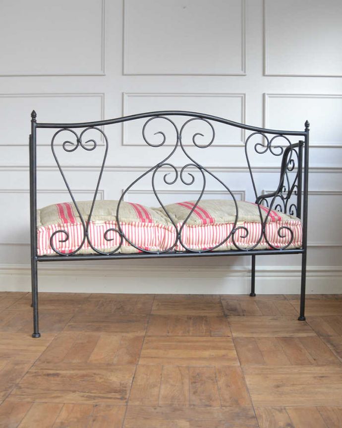 アイアンソファの後ろ姿