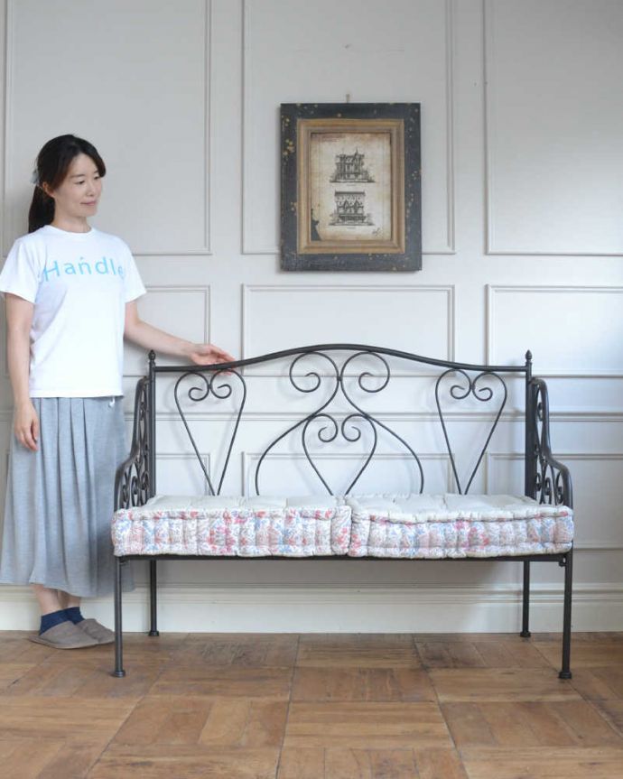 コントワールドファミーユ　アンティーク風　コントワール・ド・ファミーユのアイアンの2人掛けアイアンソファ。フランスらしい雰囲気たっぷりのアイアンソファアイアンのフレームにシートクッションを乗せるタイプがフランスらしいアイアンソファ。(cff-1058)