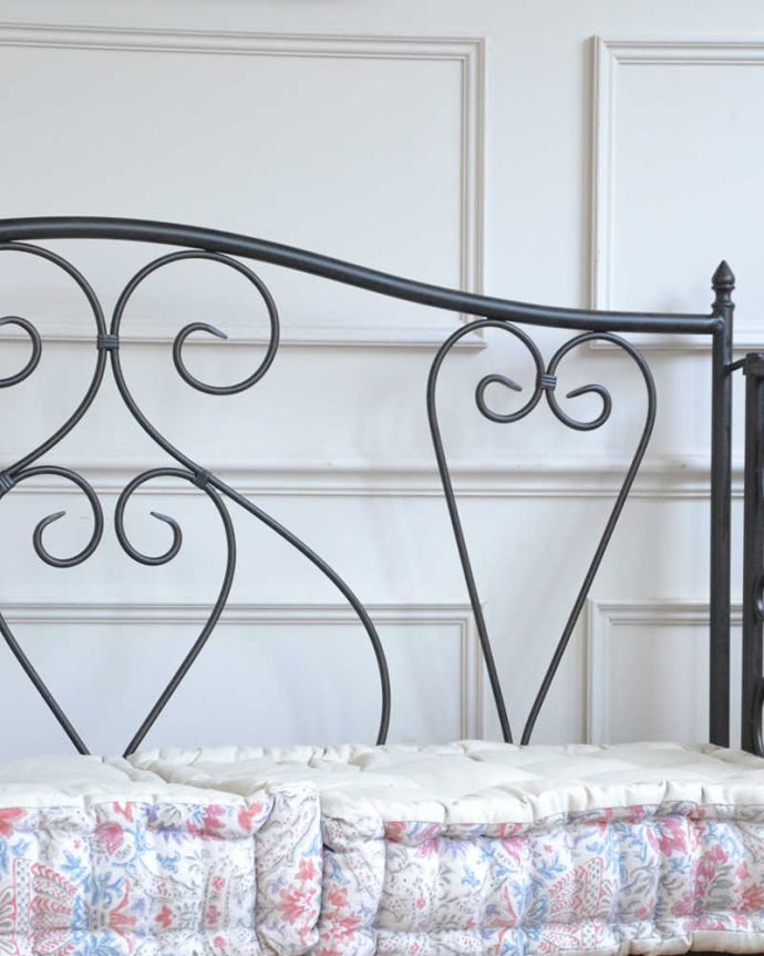 コントワールドファミーユ　アンティーク風　コントワール・ド・ファミーユのアイアンの2人掛けアイアンソファ。取り外し式のマット人気のヒミツの1つはこの取り替えが出来るマット。(cff-1058)