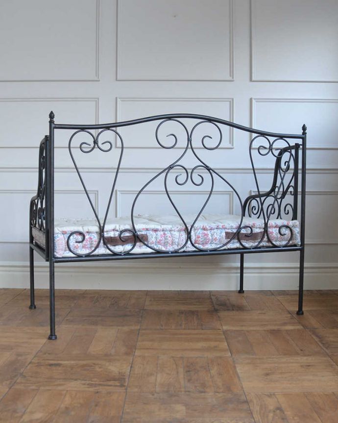 コントワールドファミーユ　アンティーク風　コントワール・ド・ファミーユのアイアンの2人掛けアイアンソファ。背中から見たデザインも可愛い！後ろから見ても、こんなに可愛い～。(cff-1058)