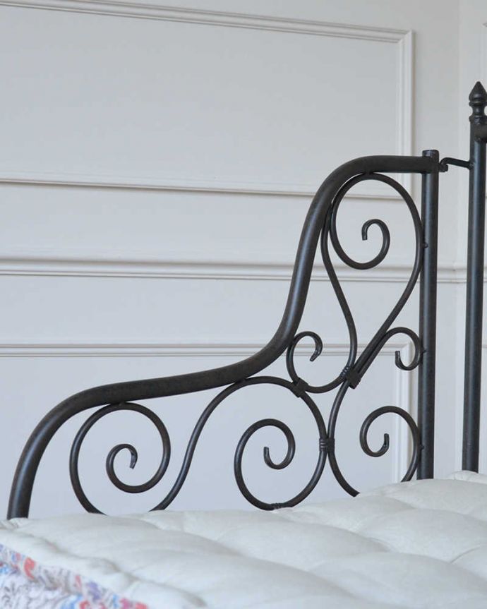 コントワールドファミーユ　アンティーク風　コントワール・ド・ファミーユのアイアンの2人掛けアイアンソファ。アーム部分も可愛いんですデザインの一部になっているアーム部分。(cff-1058)