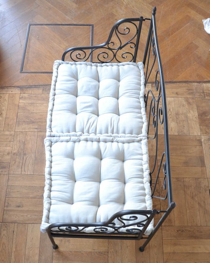 コントワールドファミーユ　アンティーク風　コントワール・ド・ファミーユのアイアンの2人掛けアイアンソファ。広々とした座面座面は広めなので、ゆったりと座ってくつろぐことが出来ます。(cff-1058)