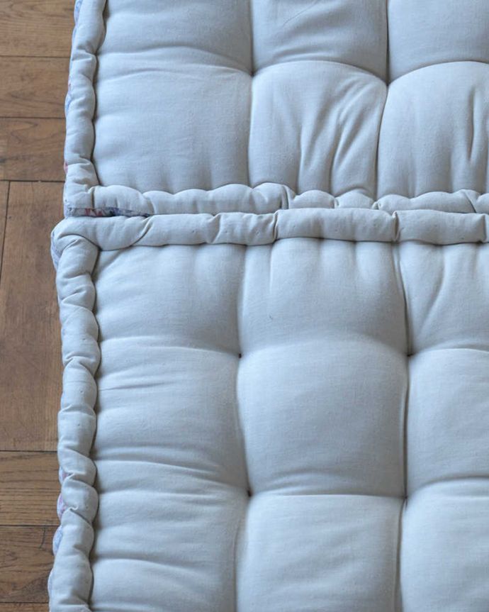 コントワールドファミーユ　アンティーク風　コントワール・ド・ファミーユのアイアンの2人掛けアイアンソファ。座面の生地はこんな感じですしっかりとしたシートクッションが乗せられた座面です。(cff-1058)