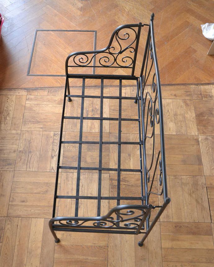 コントワールドファミーユ　アンティーク風　コントワール・ド・ファミーユのアイアンの2人掛けアイアンソファ。座クッションを取ると･･･クッションが取り外し出来るので、とっても便利。(cff-1058)