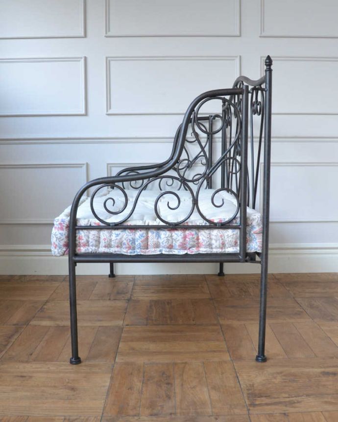 コントワールドファミーユ　アンティーク風　コントワール・ド・ファミーユのアイアンの2人掛けアイアンソファ。横から見ると･･･どこから見ても可愛い緩やかなカーブを描いたアイアンが優しい女性らしい雰囲気です。(cff-1058)