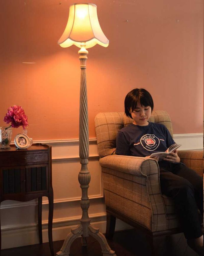 スタンドライト 照明・ライティング フランスからやってきた彫刻が優雅なフロアランプ(E26球付)。ステキな夜の時間を作ってくれますベッドサイドなど、いろんな場所に置いて気軽に使える照明です。(cff-1059)