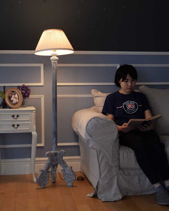 スタンドライト　照明・ライティング　フランスからやってきたフレンチシャビーなフロアランプ(E26球付) 。ステキな夜の時間を作ってくれますベッドサイドなど、いろんな場所に置いて気軽に使える照明です。(cff-1060)